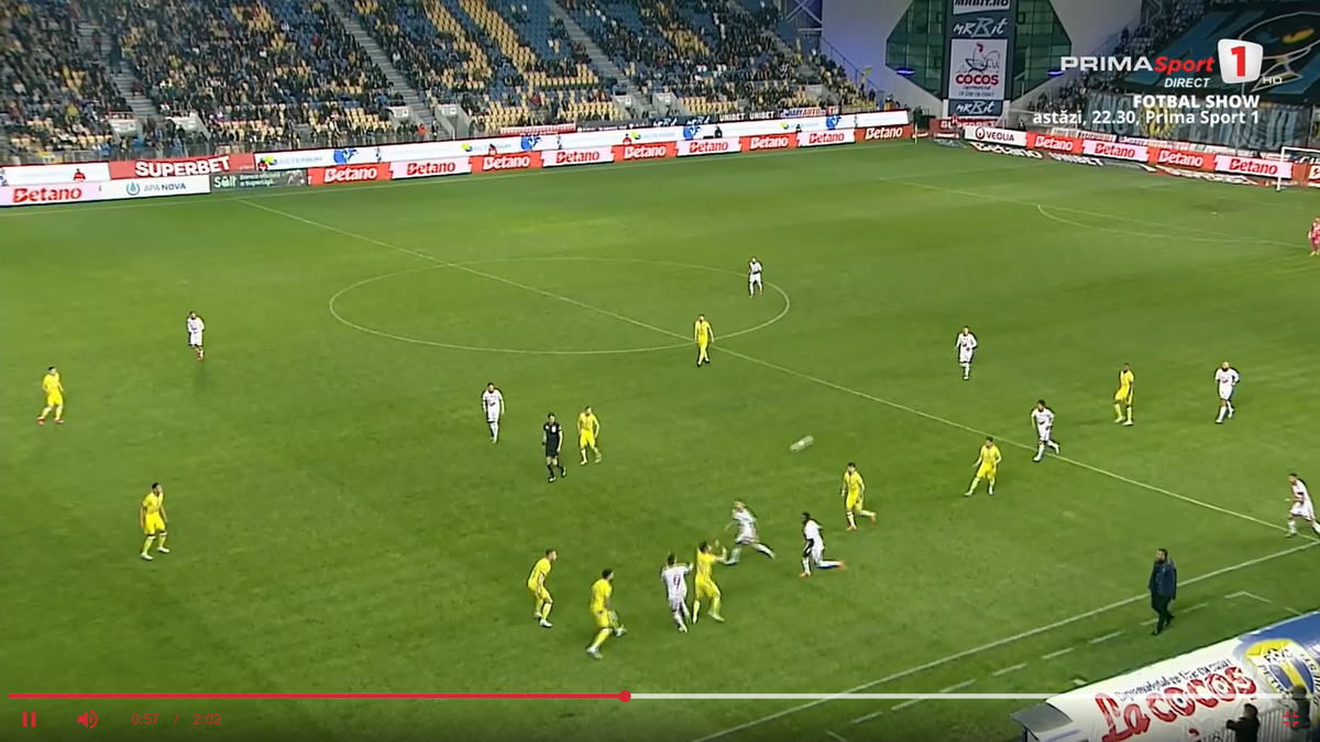 Două faze controversate în Petrolul - Sepsi, ambele judecate în aceeași direcție » Henț evident în careu, arbitrul nu a revăzut intervenția