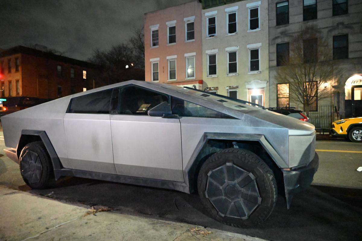 Mașina Tesla, descrisă de Elon Musk drept „indestructibilă”, a fost RUPTĂ în două de un Mercedes