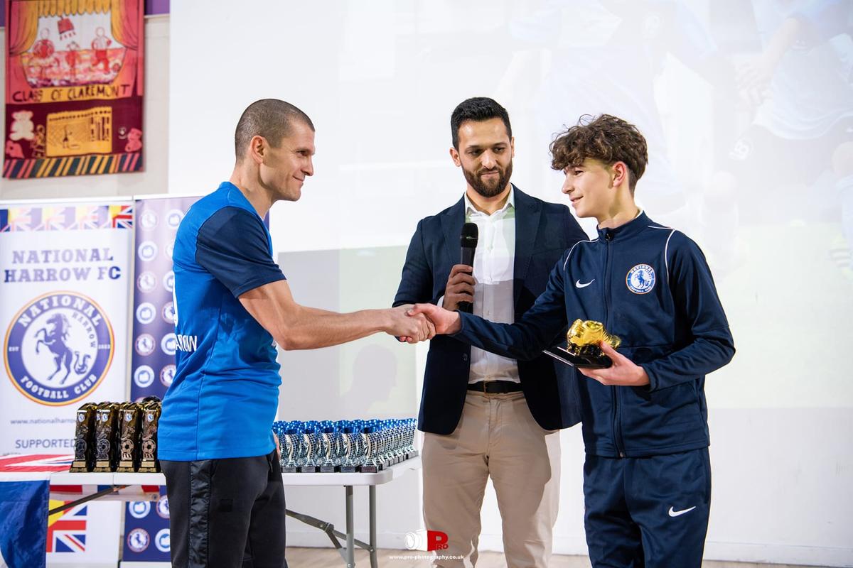 Povestea românului crescut de Chelsea, care a semnat acum cu Arsenal » A făcut primii pași în fotbal sub bagheta unui fost jucător de la Oțelul Galați, care colaborează cu Academia Hagi