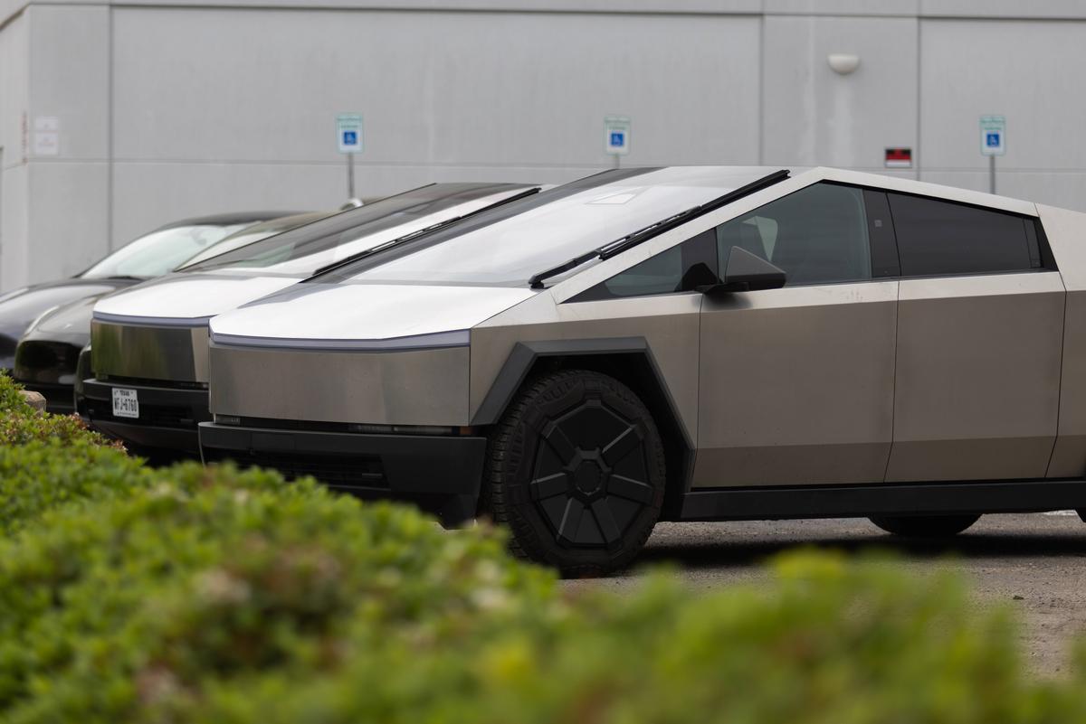 Mașina Tesla, descrisă de Elon Musk drept „indestructibilă”, a fost RUPTĂ în două de un Mercedes