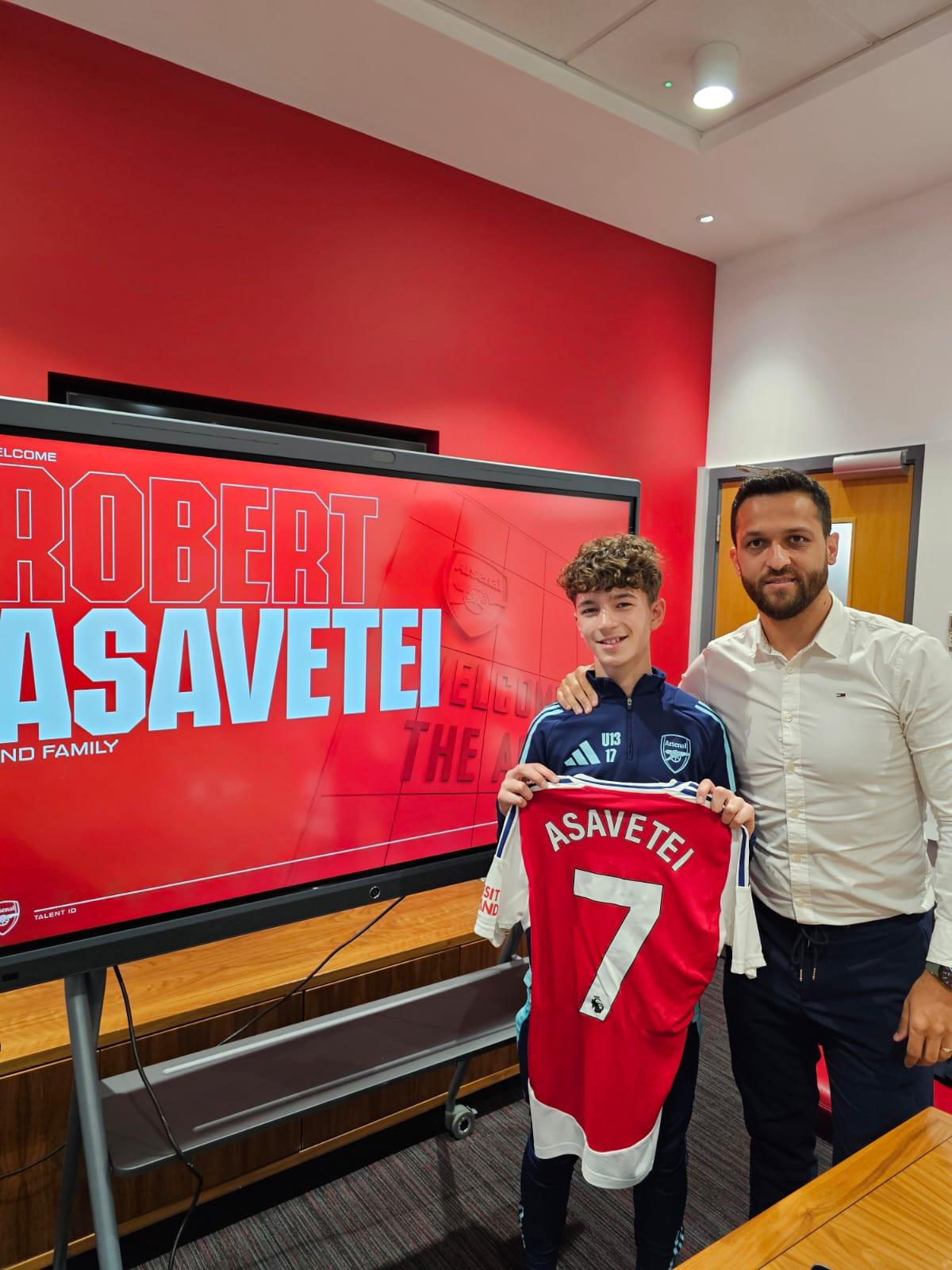 Românul Robert Asavetei a semnat cu Arsenal U13