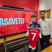 Românul Robert Asavetei a semnat cu Arsenal U13