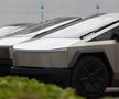 Mașina Tesla, descrisă de Elon Musk drept „indestructibilă”, a fost RUPTĂ în două de un Mercedes