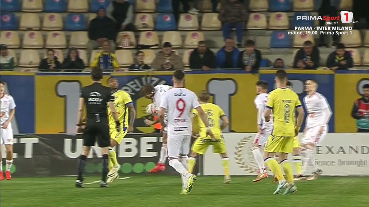 Două faze controversate în Petrolul - Sepsi, ambele judecate în aceeași direcție » Henț evident în careu, arbitrul nu a revăzut intervenția