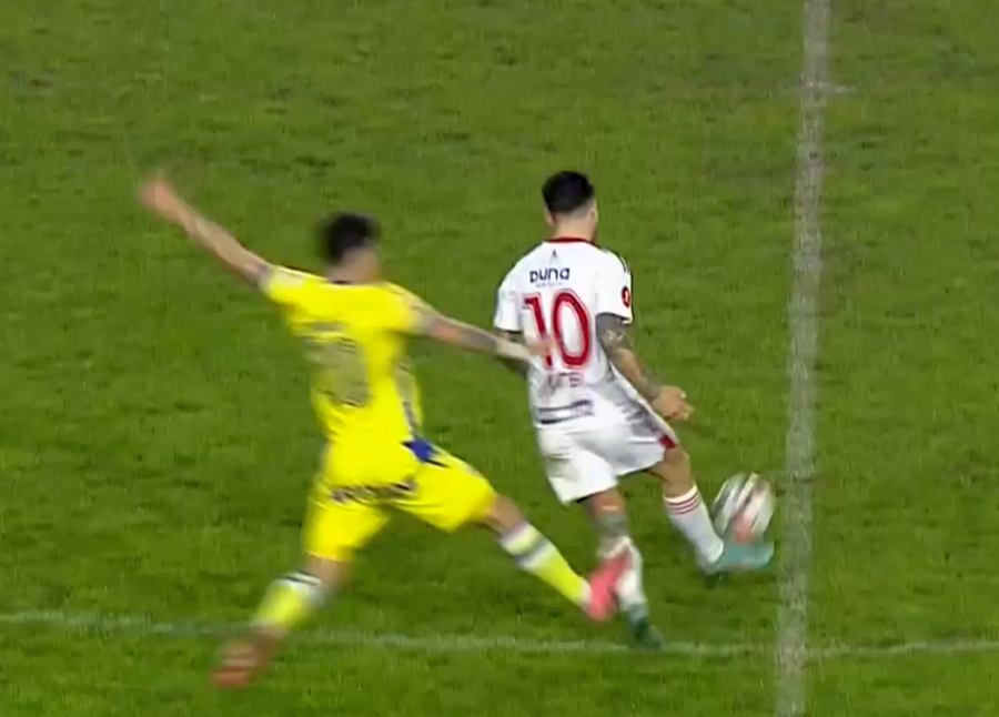 Momentul în care Hanca îl calcă pe Cosmin Matei Final în Petrolul - Sepsi » Continuă criza de rezultate pentru Dorinel Munteanu + Cum arată clasamentul din play-out