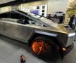 Mașina Tesla, descrisă de Elon Musk drept „indestructibilă”, a fost RUPTĂ în două de un Mercedes