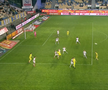 Două faze controversate în Petrolul - Sepsi, ambele judecate în aceeași direcție » Henț evident în careu, arbitrul nu a revăzut intervenția