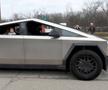 Mașina Tesla, descrisă de Elon Musk drept „indestructibilă”, a fost RUPTĂ în două de un Mercedes