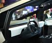Mașina Tesla, descrisă de Elon Musk drept „indestructibilă”, a fost RUPTĂ în două de un Mercedes