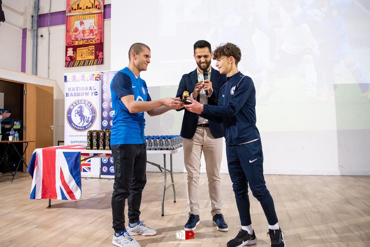 Povestea românului crescut de Chelsea, care a semnat acum cu Arsenal » A făcut primii pași în fotbal sub bagheta unui fost jucător de la Oțelul Galați, care colaborează cu Academia Hagi