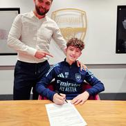 Românul Robert Asavetei a semnat cu Arsenal U13