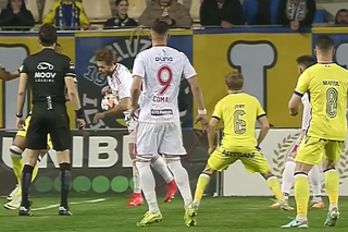 Două faze controversate în Petrolul - Sepsi, ambele judecate în aceeași direcție » Henț evident în careu, arbitrul nu a revăzut intervenția