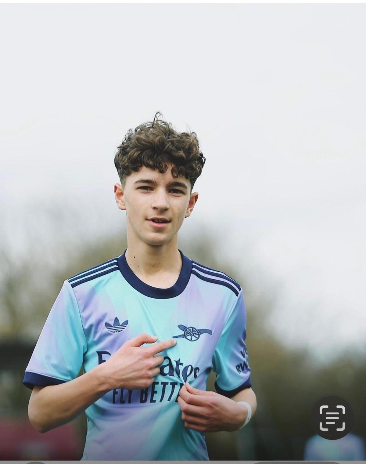 Povestea românului crescut de Chelsea, care a semnat acum cu Arsenal » A făcut primii pași în fotbal sub bagheta unui fost jucător de la Oțelul Galați, care colaborează cu Academia Hagi