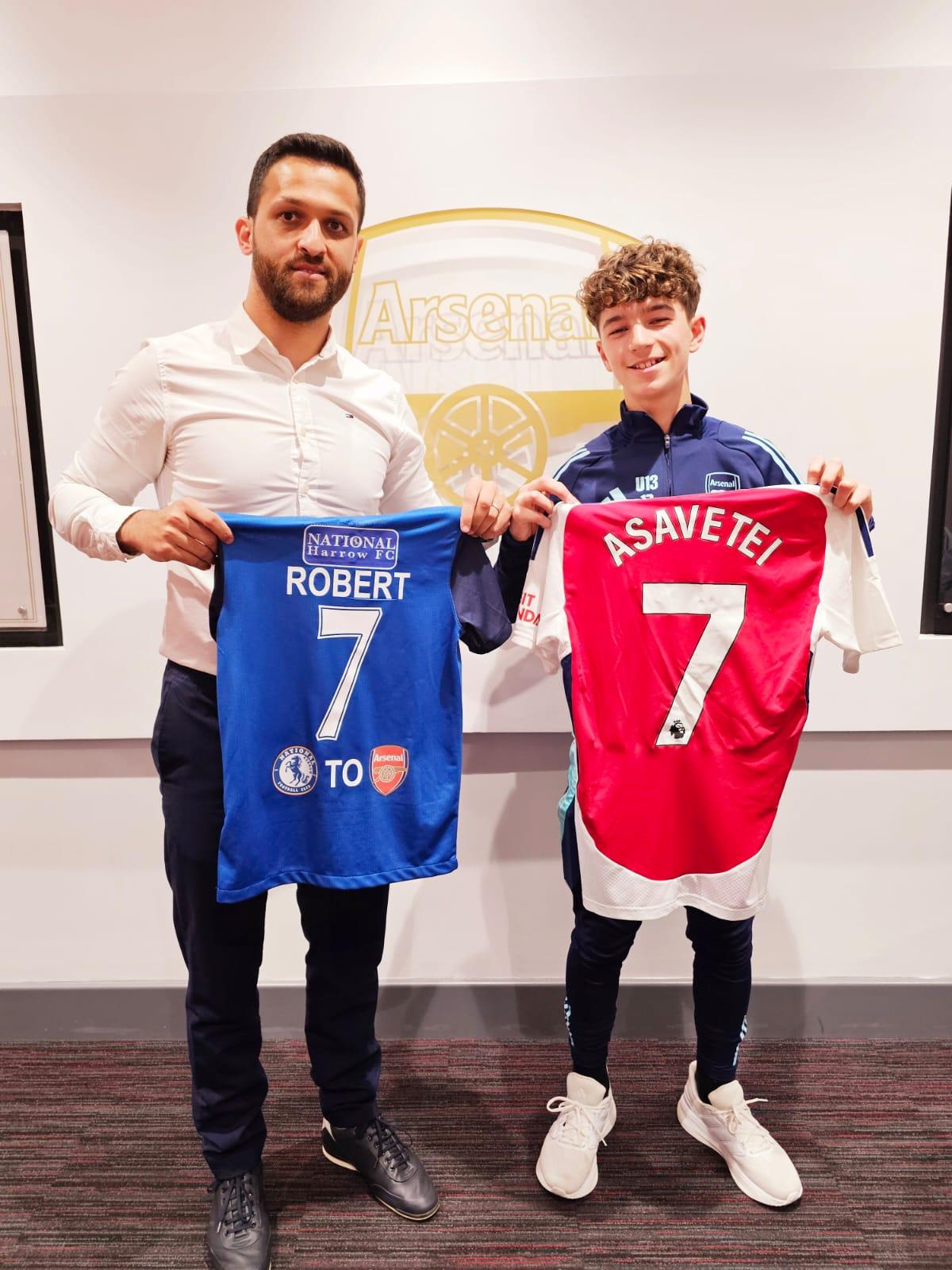 Românul Robert Asavetei a semnat cu Arsenal U13