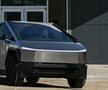 Mașina Tesla, descrisă de Elon Musk drept „indestructibilă”, a fost RUPTĂ în două de un Mercedes