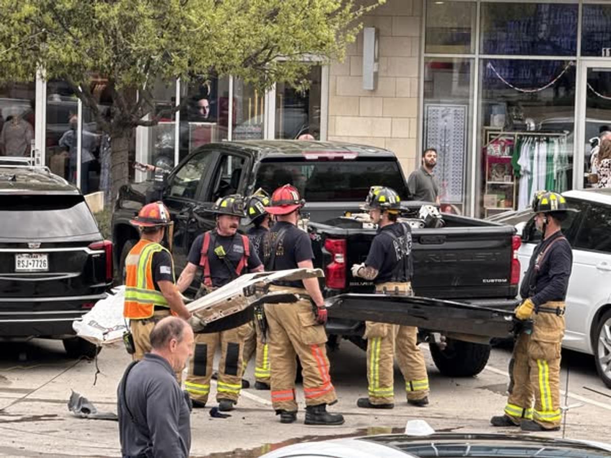 Mașina Tesla, descrisă de Elon Musk drept „indestructibilă”, a fost RUPTĂ în două de un Mercedes