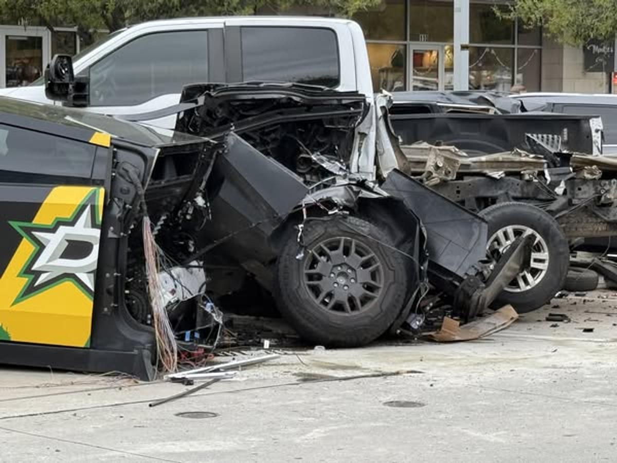 Mașina Tesla, descrisă de Elon Musk drept „indestructibilă”, a fost RUPTĂ în două de un Mercedes