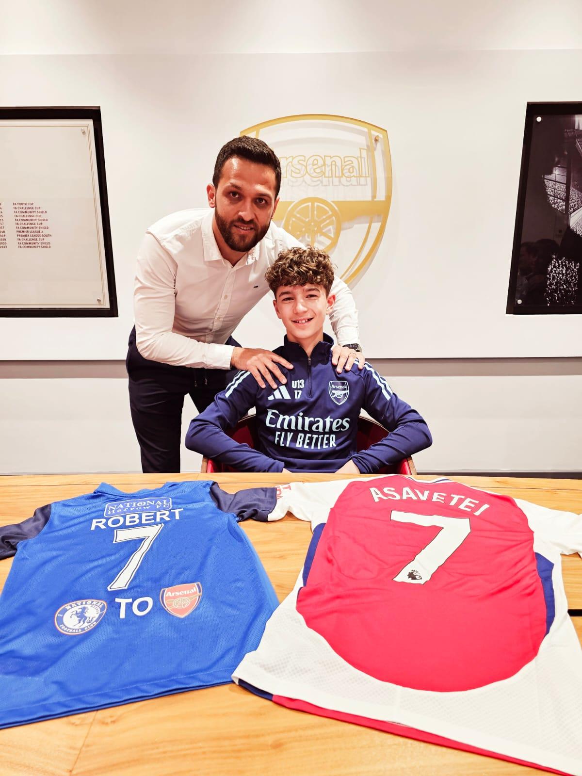 Românul Robert Asavetei a semnat cu Arsenal U13