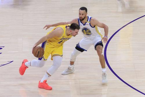 Steph Curry, apărându-l pe Luka Doncic/Foto: Imago Images