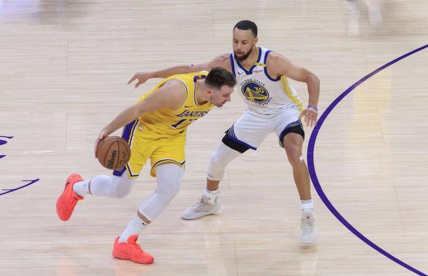 Steph Curry a câștigat duelul cu LeBron James, iar Golden State Warriors continuă să impresioneze » Luka Doncic, prestație ștearsă