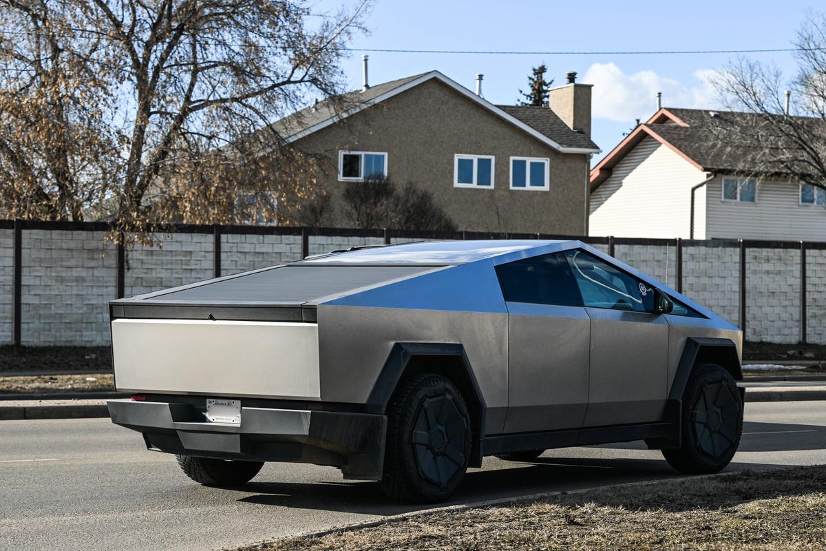 Mașina Tesla, descrisă de Elon Musk drept „indestructibilă”, a fost RUPTĂ în două de un Mercedes