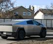 Mașina Tesla, descrisă de Elon Musk drept „indestructibilă”, a fost RUPTĂ în două de un Mercedes