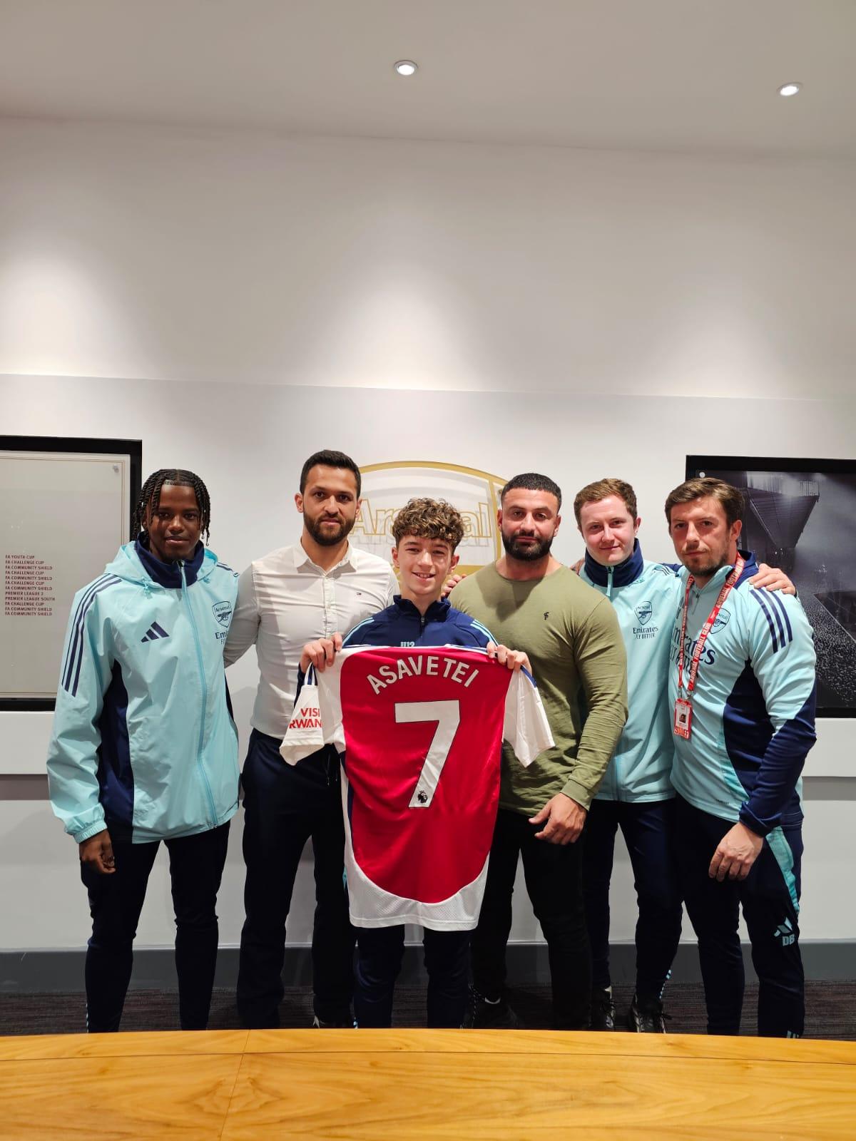 Românul Robert Asavetei a semnat cu Arsenal U13