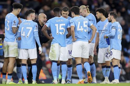 Rodri, ascultând, alături de colegii de la Manchester City, indicațiile managerului Pep Guardiola / Foto: Imago