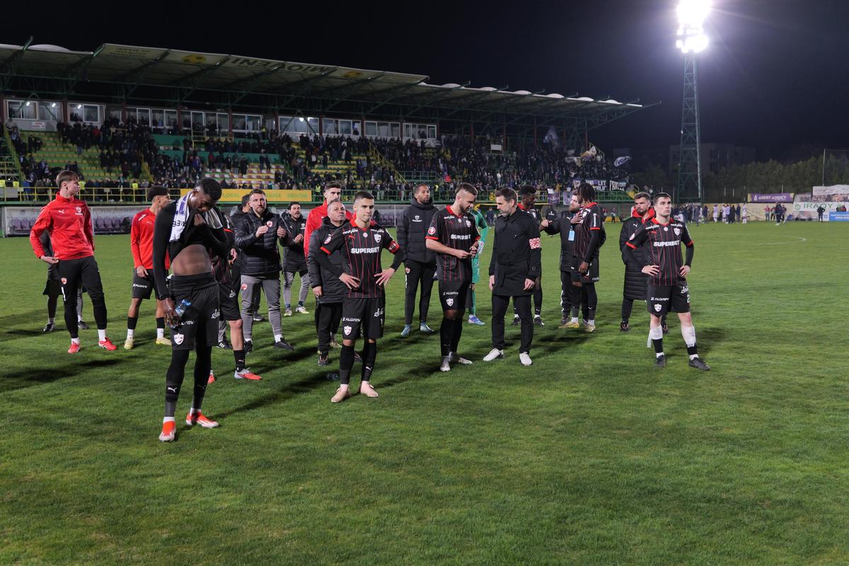 Scandări xenofobe și obiectiv trasat „câinilor” chiar pe teren » Ce nu s-a văzut la TV după FC Argeș - Dinamo