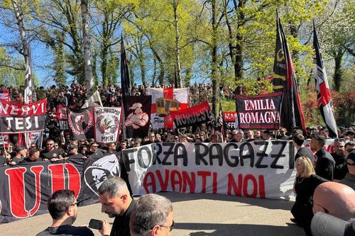Ultrașii lui AC Milan i-au încurajat pe jucători la bază, înainte de meciul cu Napoli // foto: X
