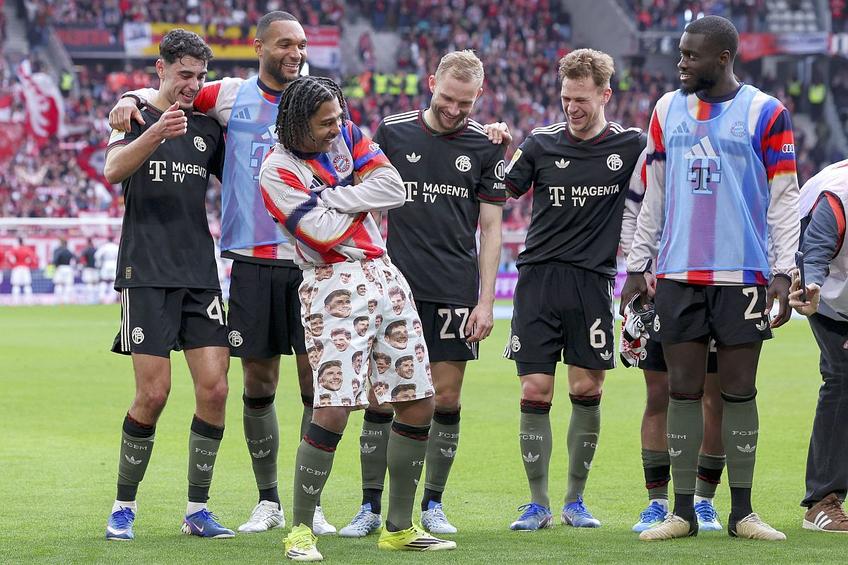 Serge Gnabry, cu pantalonii personalizați // foto: Imago Images