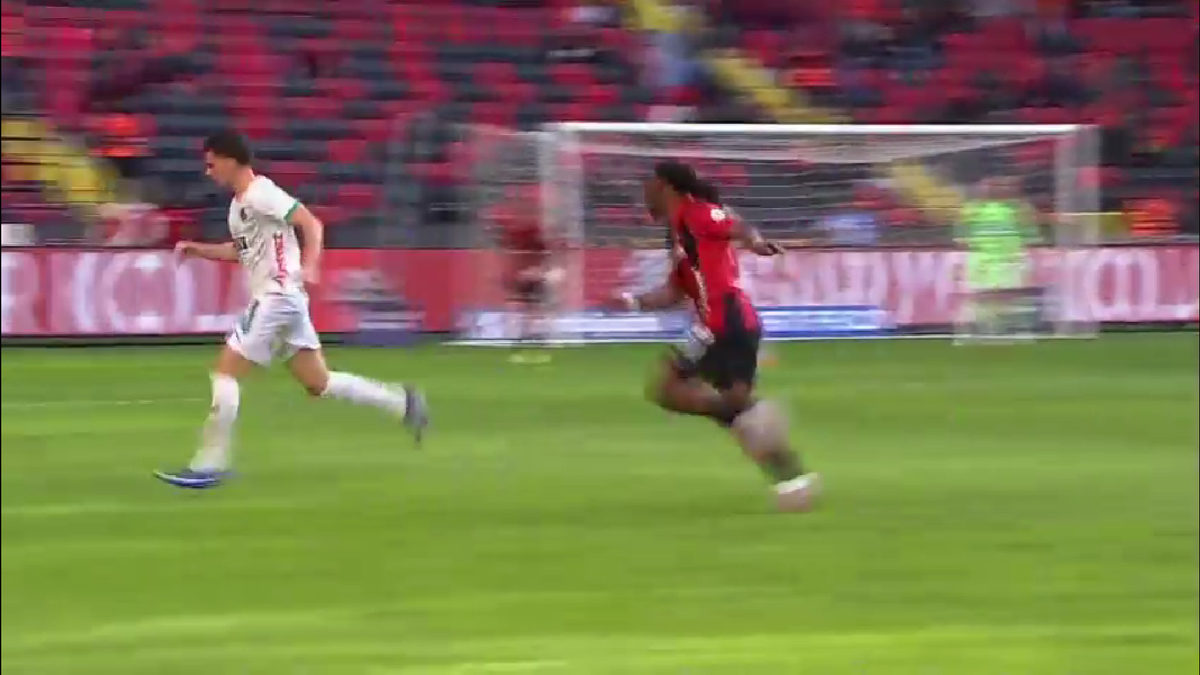 Remiză în Gaziantep - Alanyaspor, duelul românilor din Turcia »  Ianis Hagi a ieșit accidentat