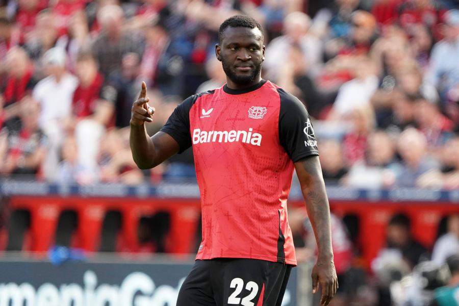 Victor Boniface în urmă cu un an, aprilie 2025 // foto: Imago Unul dintre cei mai buni jucători din Europa a ajuns de nerecunoscut » Se scuză cu fotografii editate, dar antrenorul „l-a dat de gol”