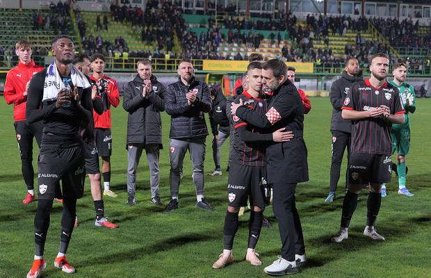 Scandări xenofobe și obiectiv trasat „câinilor” chiar pe teren » Ce nu s-a văzut la TV după FC Argeș - Dinamo