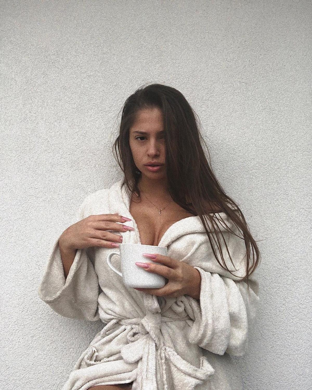 FOTO Iubita lui Florinel Coman a răbufnit pe Instagram: „Nu vă mai lăsaţi manipulaţi de societatea asta de c...t!” » Ce a deranjat-o pe focoasa brunetă