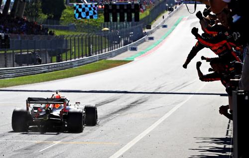 Max Verstappen trecând primul linia de sosire anul trecut în Austria Foto Guliver/GettyImages