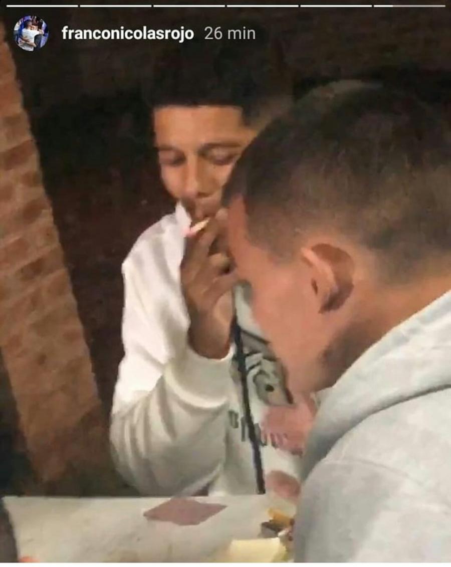 Marcos Rojo a rupt carantina și s-a dus să joace cărți și să fumeze » Chiar fratele lui a postat imaginile!