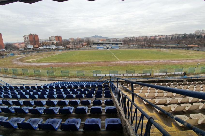 Stadionul „Michael Klein” din Hunedoara arată deplorabil în 2021, anul în care Corvinul ar trebui să sărbătorească 100 de ani de la înființare