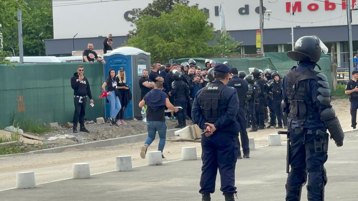 Clipe de panică în Ghencea: fotbalistul lui Oprița, inert pe gazon! Ambulanța, chemată de urgență: fotbalistul a fost „faultat” și de medic