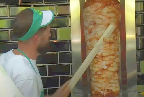 Un angajat al lui Bakaj prepară o șaorma cu de toate. Sursă foto: captură Youtube OrangeSport
