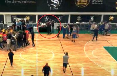 Scandal la semifinala U16 » Arbitri amenințați, sub privirile copiilor: „Antrenorul le striga «O să vă dau bricege! Să moară familia mea, mă duc la pușcărie! Vă omor!»”