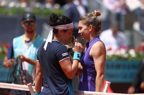 Simona Halep (30 de ani, locul 21 WTA) a fost eliminată azi în „sferturile” turneului de la Madrid, fiind învinsă clar de Ons Jabeur (27 de ani, 10 WTA), scor 3-6, 2-6