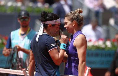 Surprinsă de camere » Ce i-a spus Simona Halep lui Ons Jabeur la fileu, imediat după finalul meciului