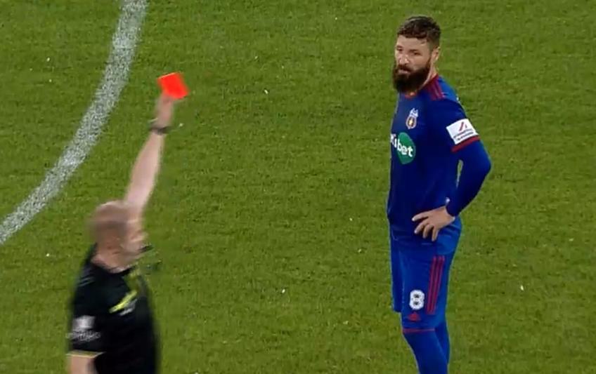 În minutul 83 al meciului CSA Steaua - U Cluj 2-0, Valentin Bărbulescu (36 de ani), mijlocașul „militarilor”, a văzut al doilea cartonaș galben și a fost eliminat.