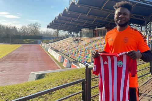 Joseph Minala, la prezentarea pentru echipa letonă FK Liepāja // Foto: Instagram