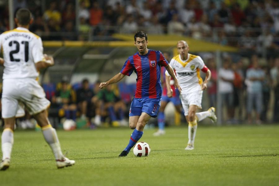 Păcurar, în tricoul Stelei. Foto: Arhivă GSP Fostul mijlocaș de la Steaua, Dinamo și Rapid a renunțat la statutul de playboy pe care îl căpătase la București: „Atunci nu eram profesionist. Acum «rup» sala!”