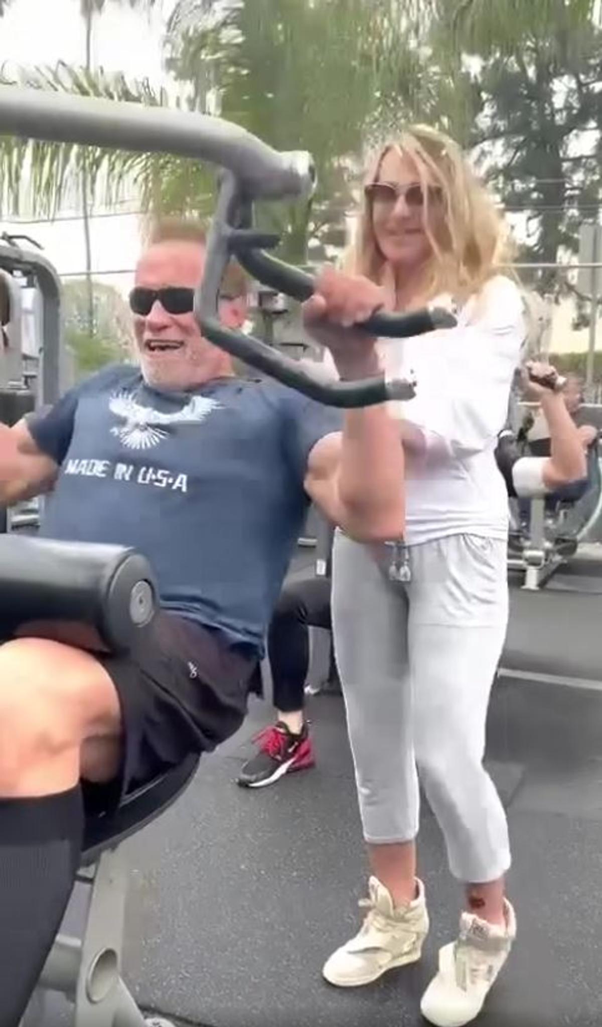 Nadia Comăneci l-a antrenat pe Arnold Schwarzenegger într-un parc