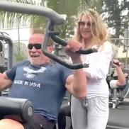 Nadia Comăneci l-a antrenat pe Arnold Schwarzenegger într-un parc. Foto: Hepta