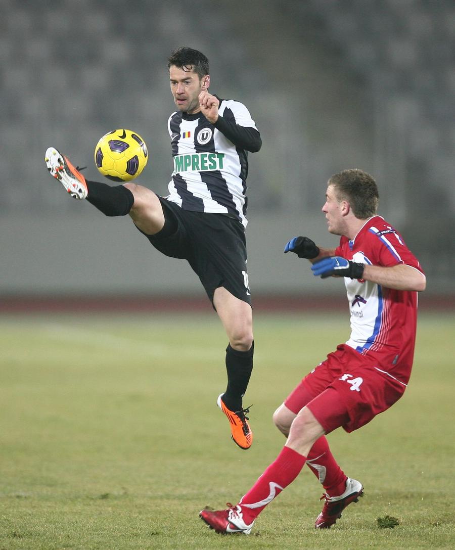 Alex Păcurar, pe vremea când juca la U Cluj. Foto: Arhivă GSP Fostul mijlocaș de la Steaua, Dinamo și Rapid a renunțat la statutul de playboy pe care îl căpătase la București: „Atunci nu eram profesionist. Acum «rup» sala!”