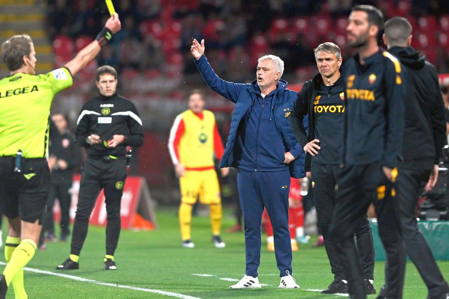 Jose Mourinho l-a pus la zid pe „centralul” Daniele Chiffi după Monza - Roma 1-1. Foto: Imago Images Mourinho a atacat cu violență arbitrul, apoi a șocat asistența: „Am purtat microfon pe teren” » Ce pedeapsă riscă și de ce vrea să rupă acordul cu Roma